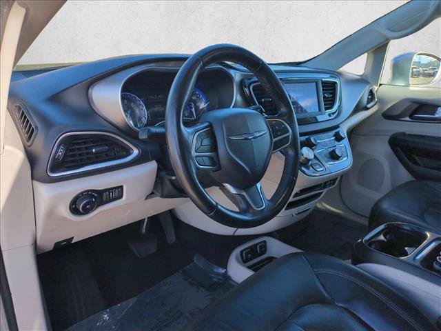 Used 2020 Chrysler Pacifica Touring-L FWD image 10