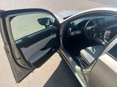 Used 2019 Honda Accord EX image 10