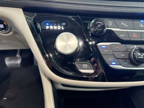 Used 2023 Chrysler Pacifica Limited FWD image 18
