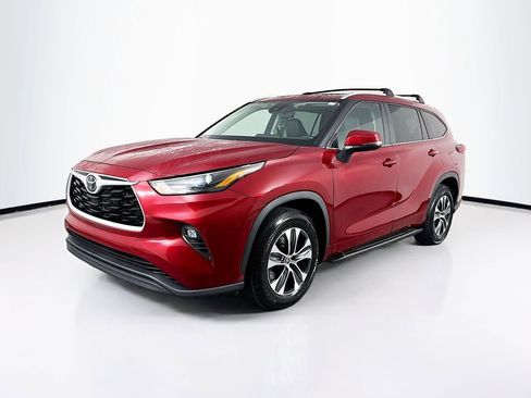 Used 2023 Toyota Highlander XLE image 3