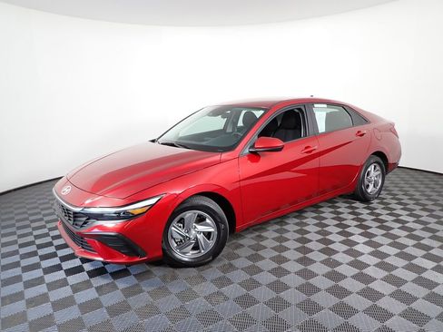 Used 2024 Hyundai Elantra SE FWD image 13