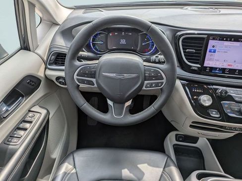 Used 2023 Chrysler Pacifica Touring-L FWD image 18