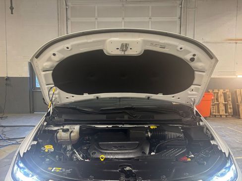 Used 2025 Chrysler Pacifica Limited image 34