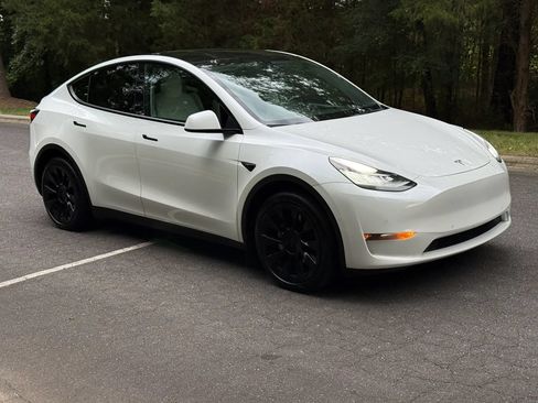 Used 2022 Tesla Model Y Long Range AWD/4WD image 2