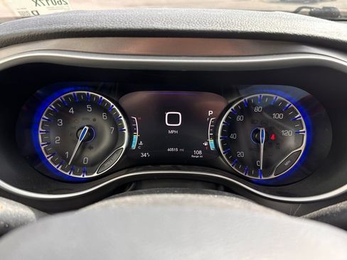 Used 2023 Chrysler Pacifica Touring-L image 25