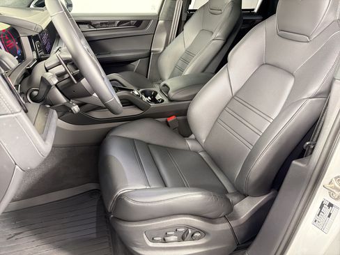 Used 2026 Porsche Cayenne GTS AWD/4WD image 5