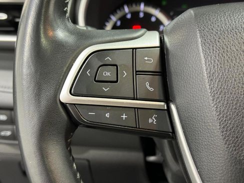 Used 2024 Toyota Highlander LE image 29