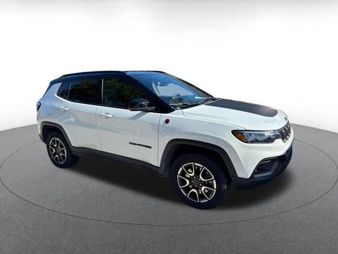 Used 2025 Jeep Compass Trailhawk AWD/4WD image 3