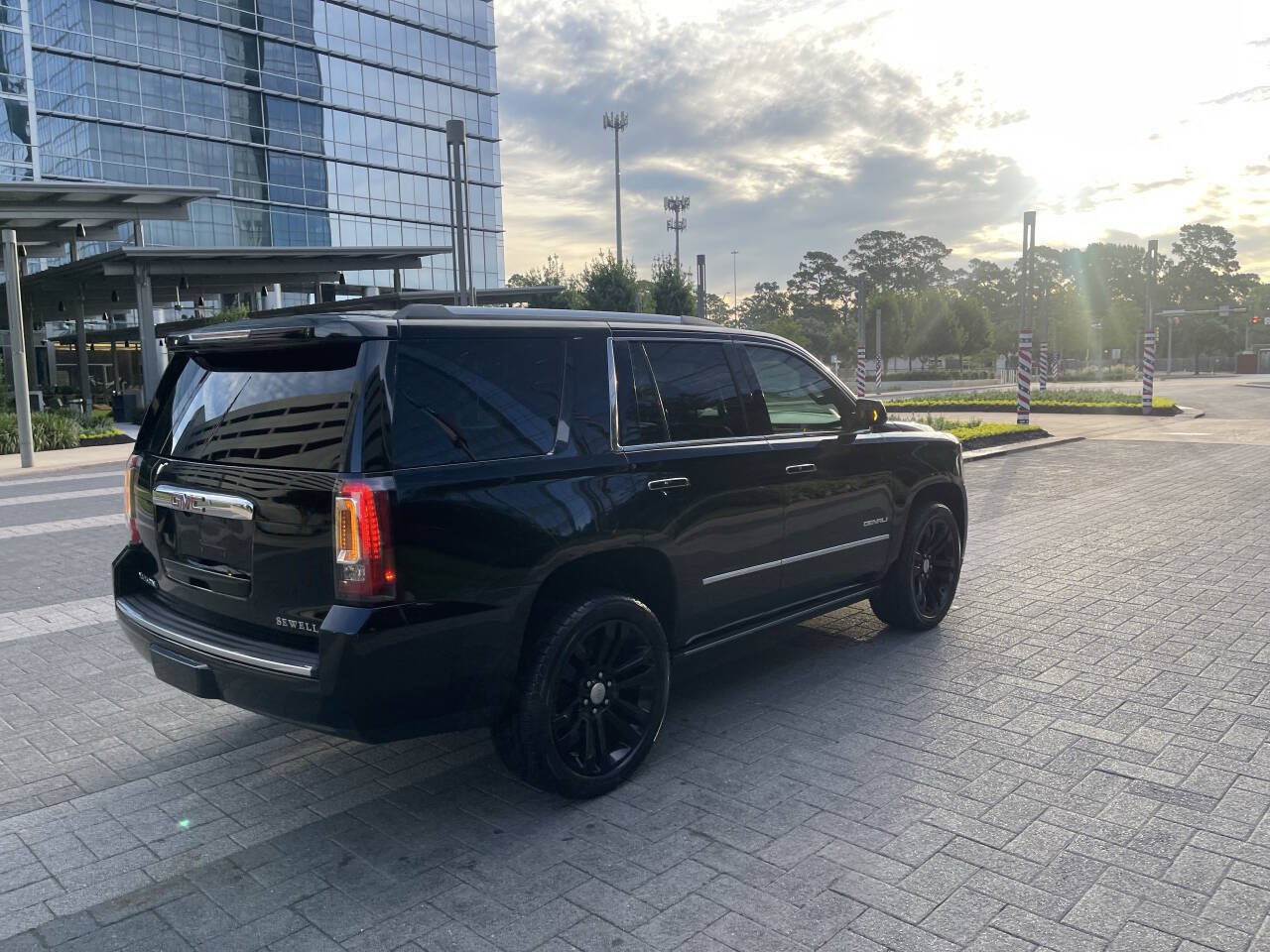 Used 2017 GMC Yukon Denali w/ Open Road Package AWD/4WD image 22