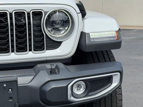 Used 2025 Jeep Wrangler Unlimited Sahara AWD/4WD image 2