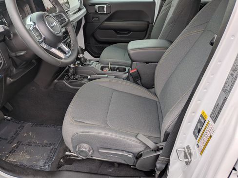 Certified 2025 Jeep Wrangler Sahara image 13