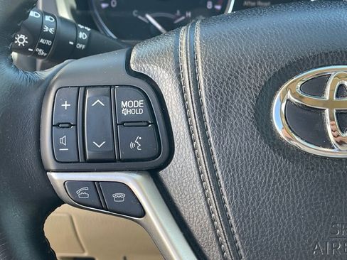 Used 2014 Toyota Highlander XLE FWD image 18