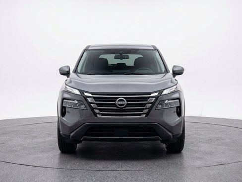 Used 2025 Nissan Rogue SV FWD image 2