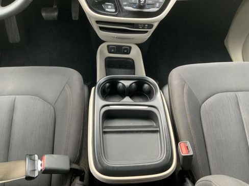 Used 2018 Chrysler Pacifica Touring Plus FWD image 50