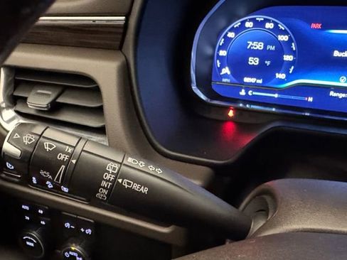 Used 2022 Chevrolet Tahoe Z71 w/ Luxury Package image 12