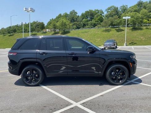 New 2025 Jeep Grand Cherokee Limited w/ Black Appearance Package image 9