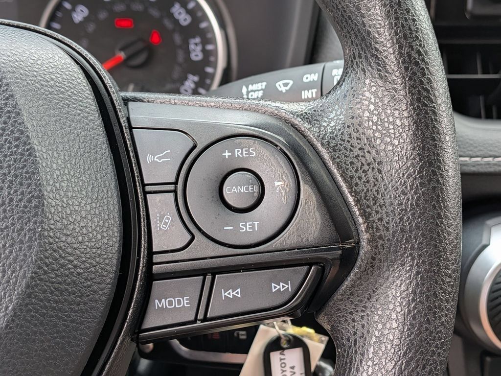 Used 2022 Toyota RAV4 LE AWD/4WD image 27