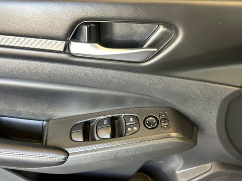 Used 2025 Nissan Altima 2.5 SV FWD image 11