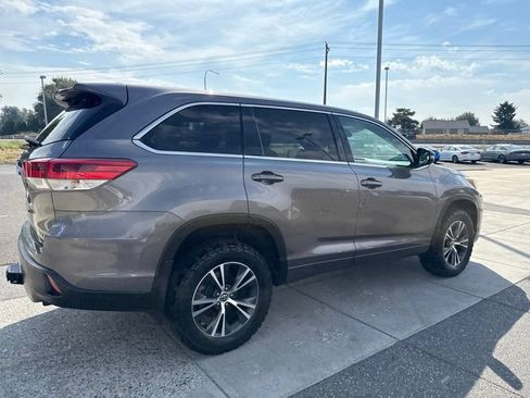 Used 2018 Toyota Highlander Plus AWD/4WD image 5