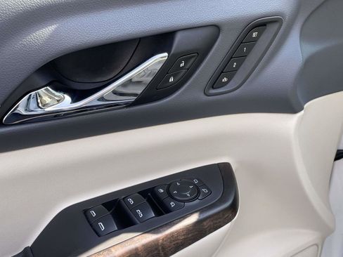 Used 2021 GMC Acadia Denali w/ Denali Technology Package FWD image 17