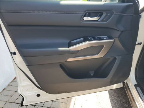 Certified 2024 Nissan Pathfinder Platinum w/ Black Appearance Package FWD image 28