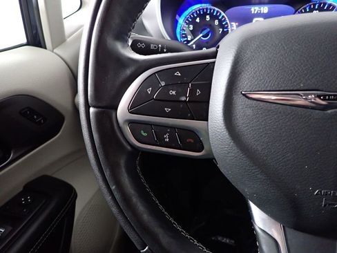 Used 2022 Chrysler Pacifica Touring-L w/ Uconnect Theater Family Group image 30