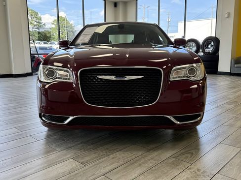 Used 2018 Chrysler 300 Touring L image 2