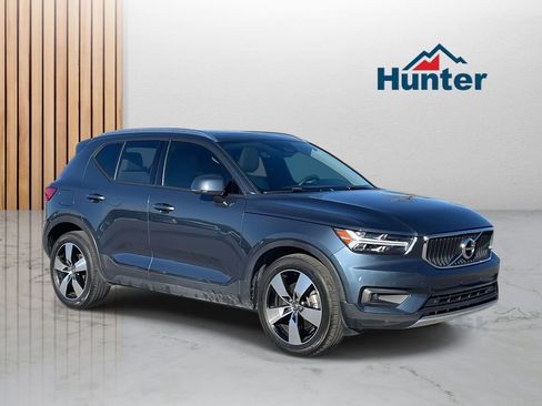 Used 2021 Volvo XC40 T5 Momentum w/ Premium Package image 1