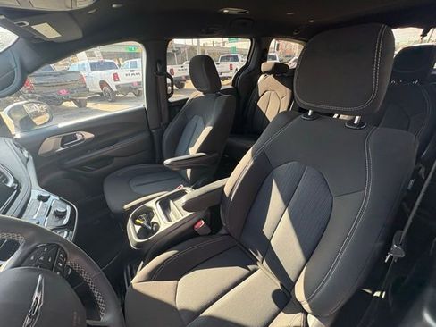 Certified 2023 Chrysler Pacifica Touring image 11