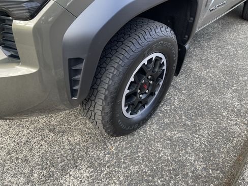 Certified 2025 Toyota Tacoma TRD Off-Road AWD/4WD image 8