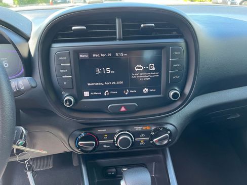 Used 2025 Kia Soul LX w/ LX Technology Package FWD image 17