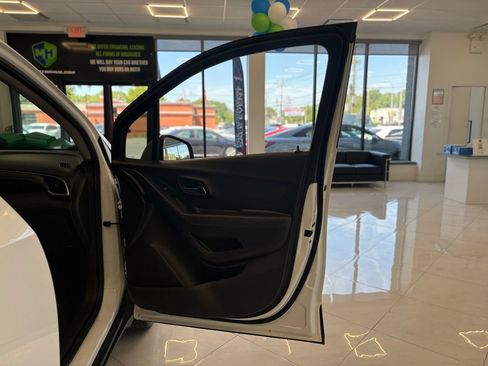Used 2019 Chevrolet Trax LT w/ LT Convenience Package AWD/4WD image 37