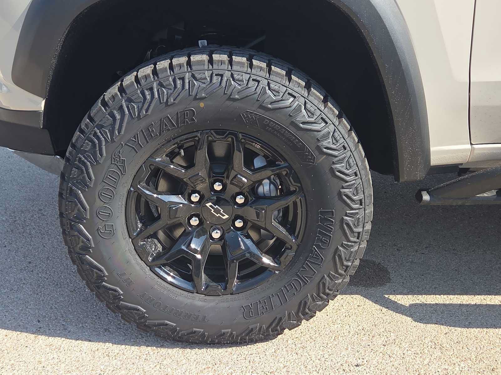 Used 2026 Chevrolet Colorado ZR2 w/ Midnight Edition AWD/4WD image 12