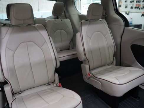 Used 2017 Chrysler Pacifica Limited w/ UConnect Theater Package FWD image 35