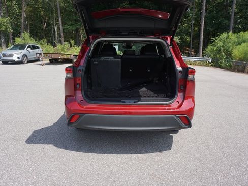 Used 2021 Toyota Highlander XLE FWD image 19