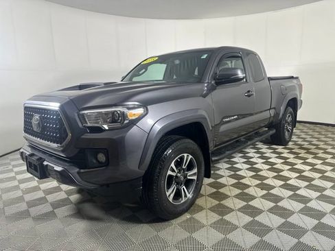 Used 2018 Toyota Tacoma TRD Sport w/ Technology Package AWD/4WD image 3