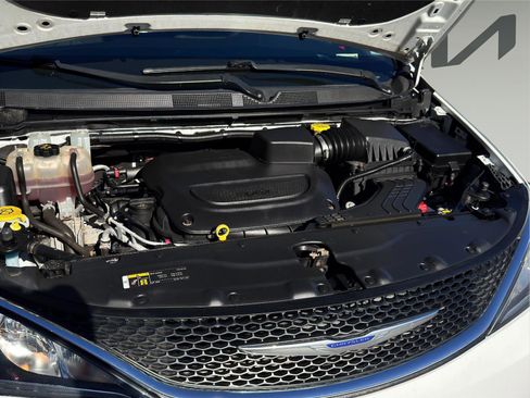 Used 2020 Chrysler Pacifica Touring image 23