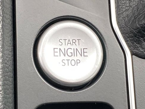 Used 2022 Volkswagen Atlas Cross Sport SE image 18