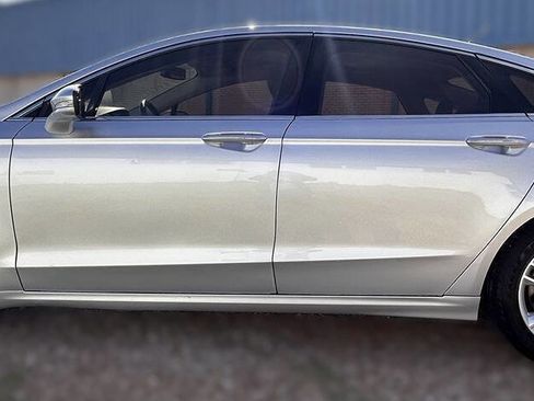 Used 2018 Ford Fusion SE FWD image 12