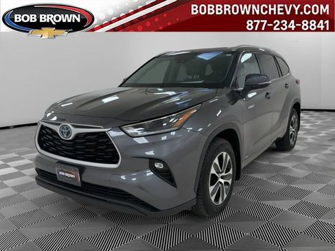 Used 2021 Toyota Highlander XLE AWD/4WD image 1