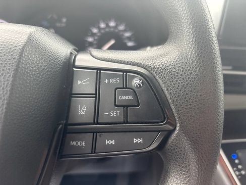 Used 2024 Toyota Sienna LE AWD/4WD image 9