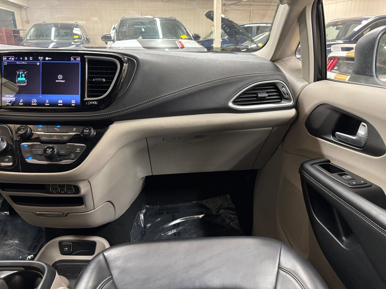 Used 2023 Chrysler Pacifica Touring-L FWD image 37