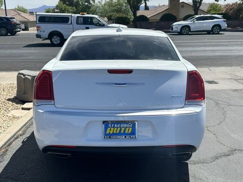 Used 2019 Chrysler 300 Touring w/ Chrome Appearance Package image 4