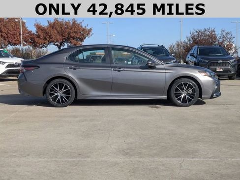 Used 2024 Toyota Camry SE image 4