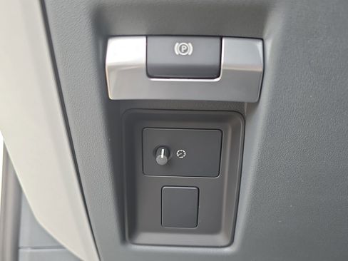 New 2026 Land Rover Defender 130 X-Dynamic SE image 26