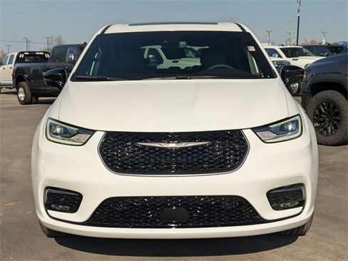 New 2026 Chrysler Pacifica Select image 3