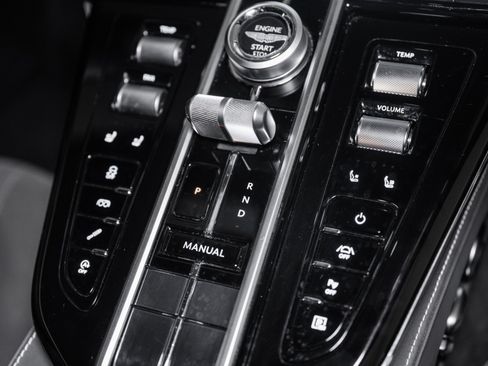 Used 2025 Aston Martin V8 Vantage Coupe RWD image 29