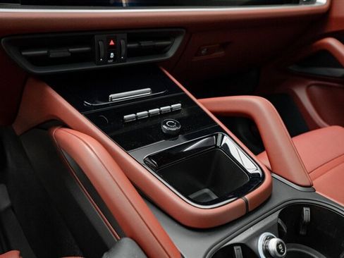 Used 2025 Porsche Cayenne S image 11