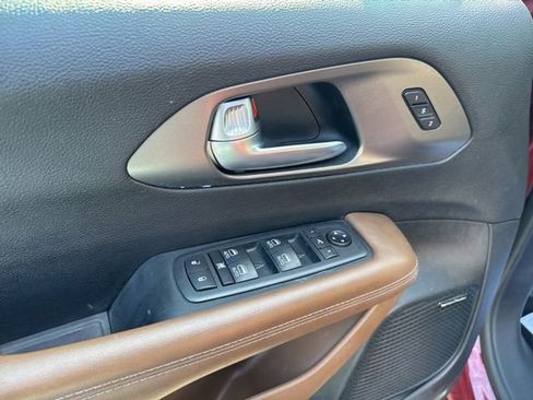 Used 2020 Chrysler Pacifica Limited w/ Advanced Safetytec Group FWD image 20