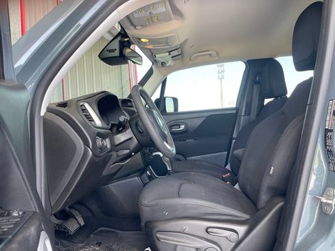 Used 2018 Jeep Renegade Latitude FWD image 10